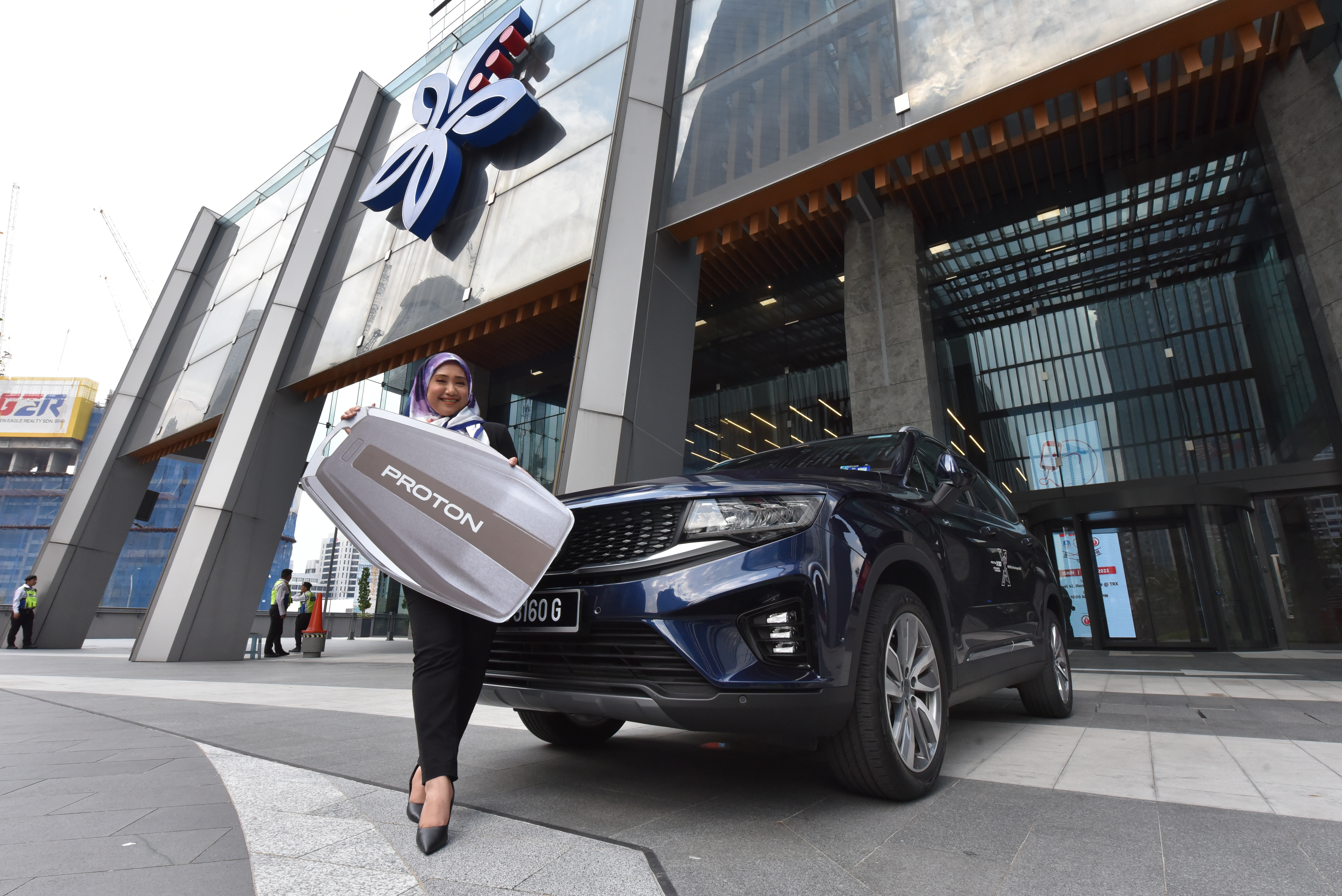 happy-customer-withe-her-new-proton-x90