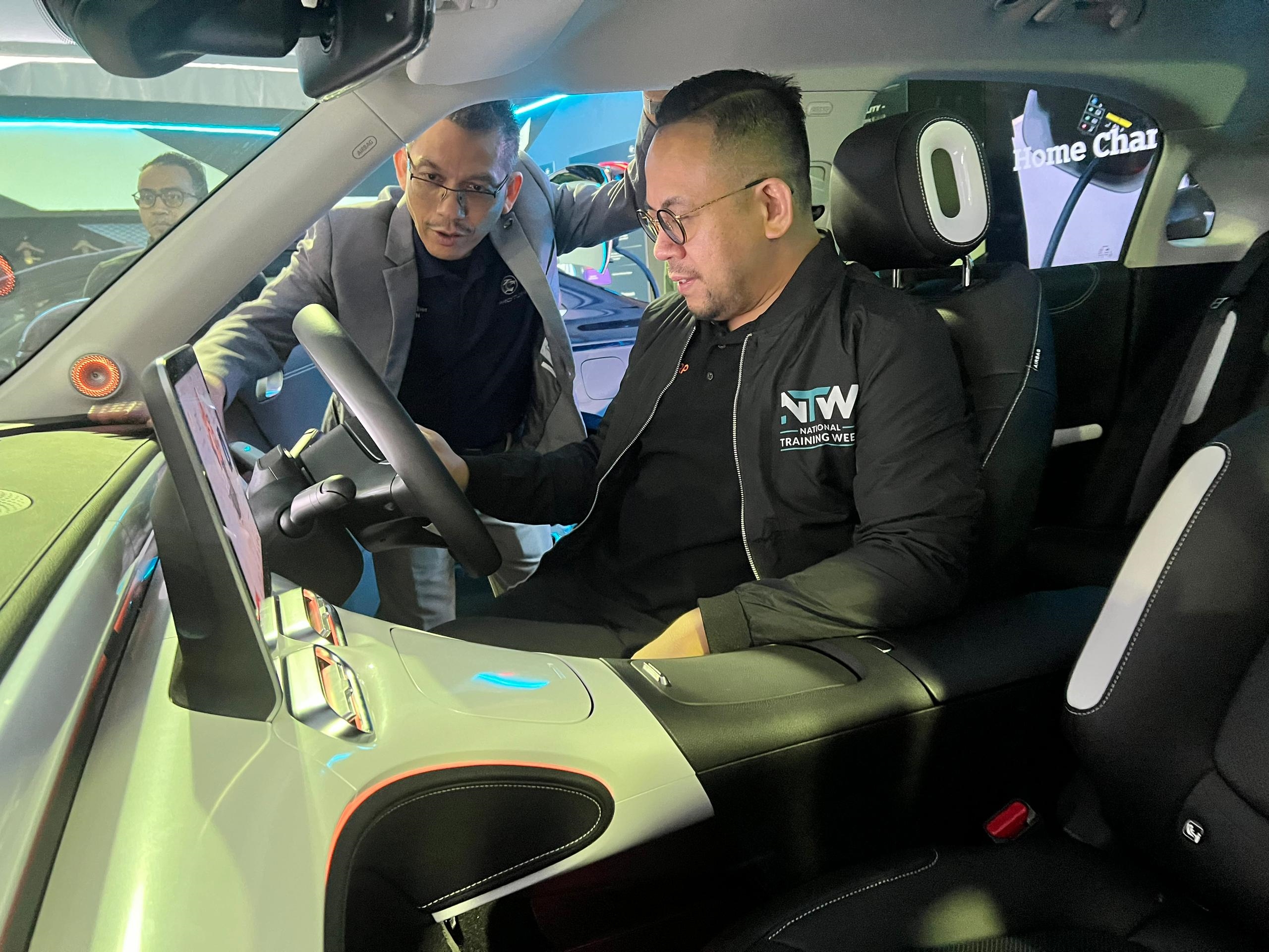 en-amran-mohd-tomin-vice-president-of-human-capital-proton-introducing-smart1-to-yb-steven-sim-minis