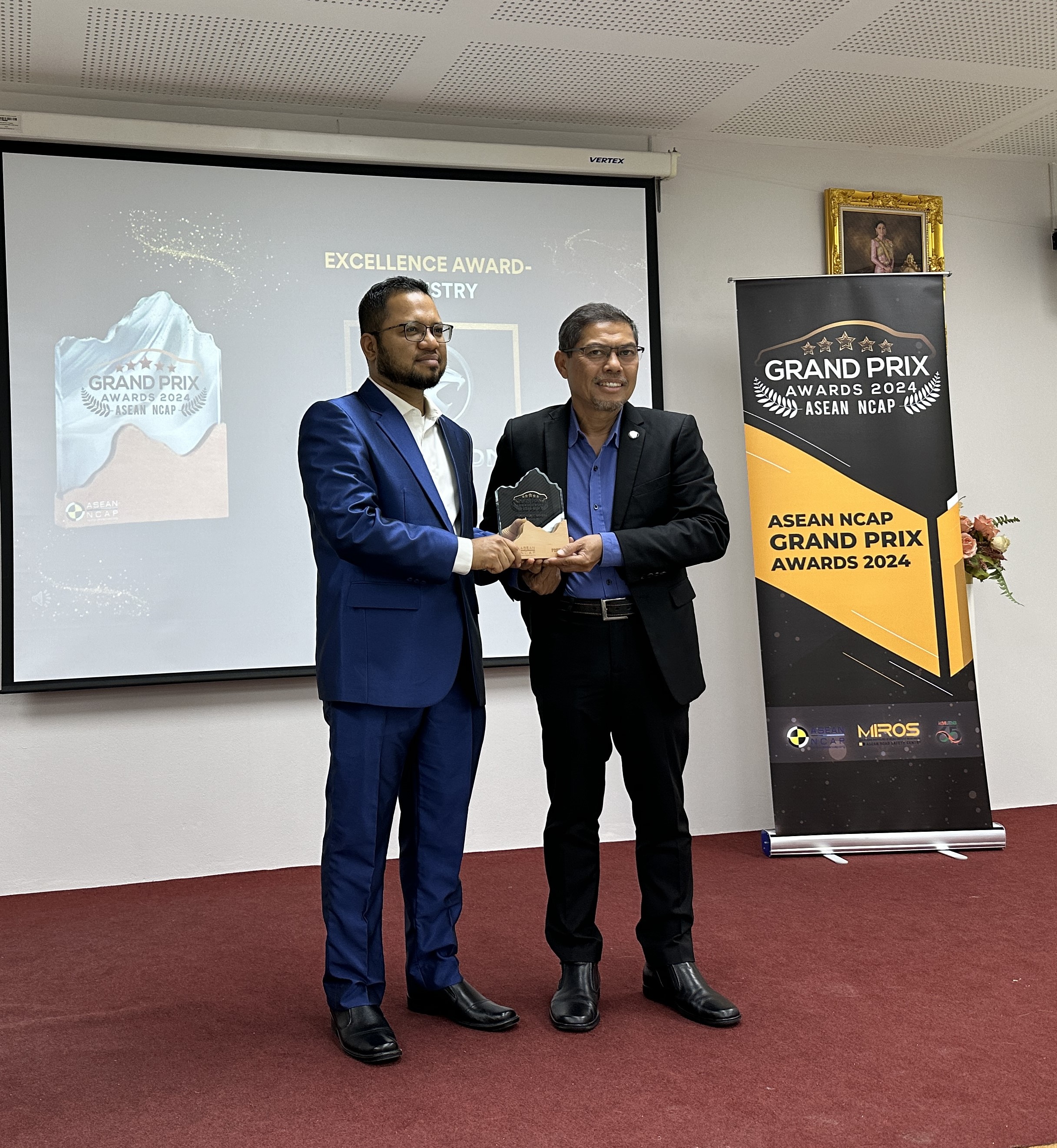 en-mohd-haizam-ghazali-head-of-rd-proton-right-receives-the-excellence-award-from-ts-zulhaidi-mohd-j