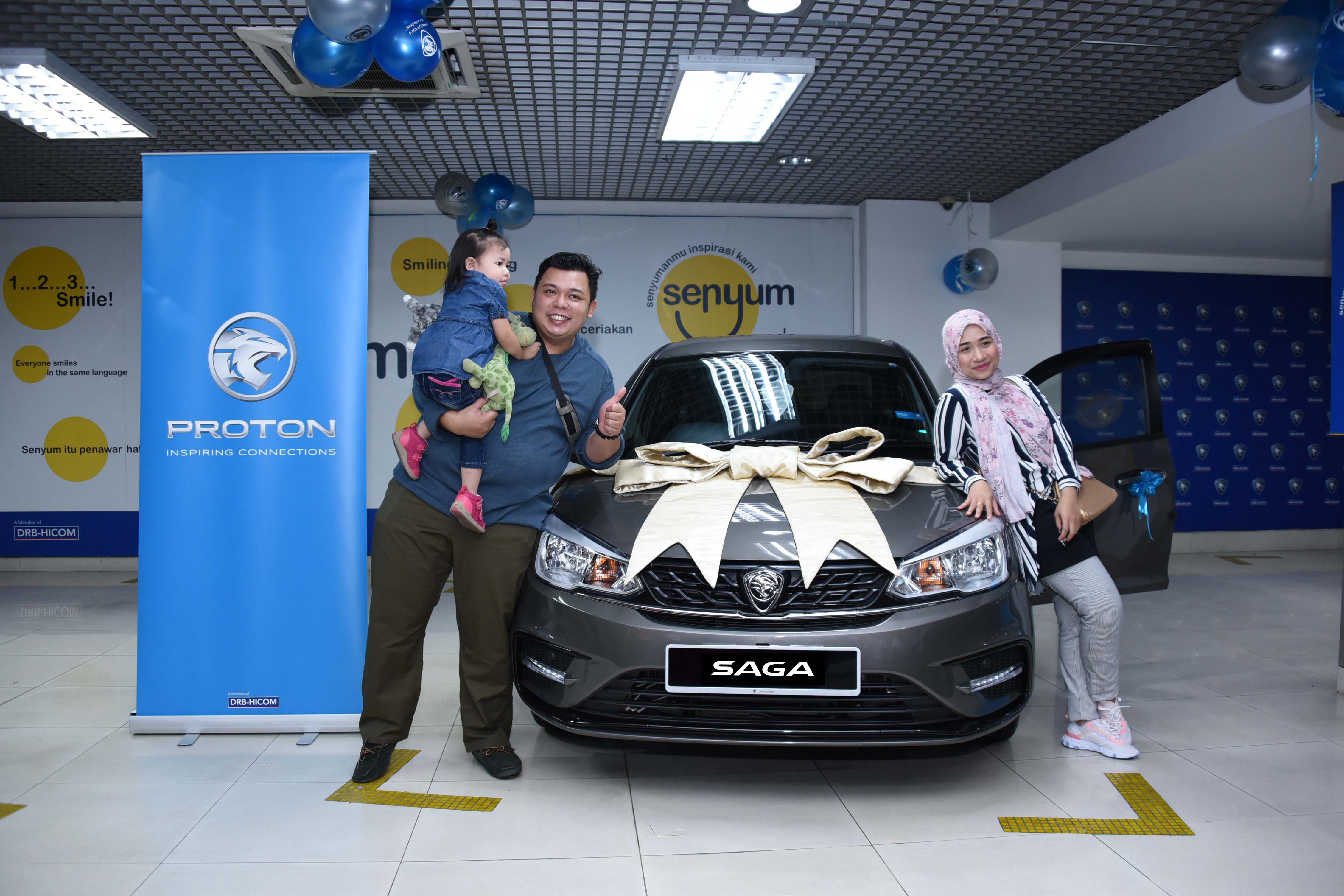 the-lucky-winner-encik--azrul-firdaus-and-family-with-their-brand-new-proton-saga