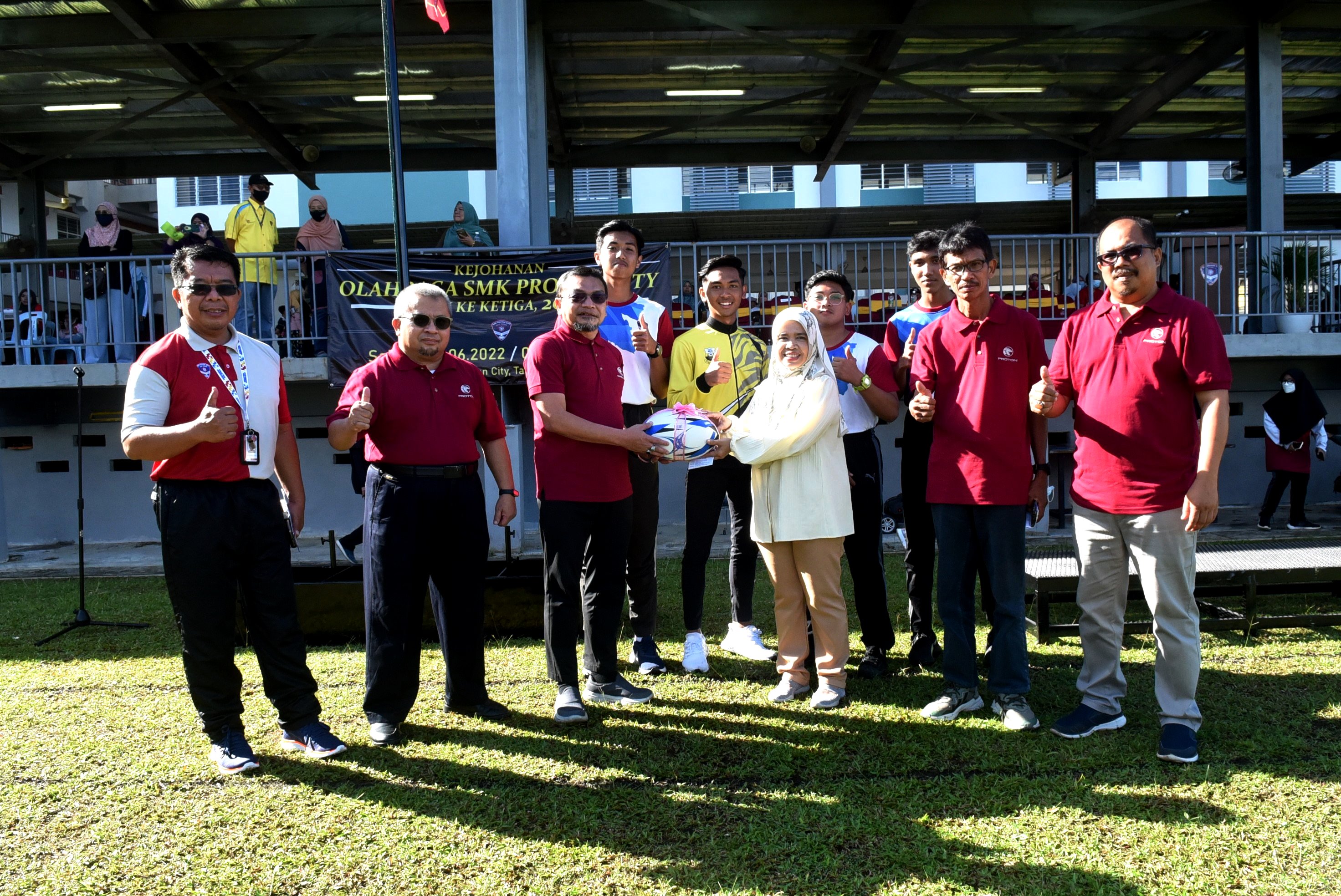 headmaster-of-smk-proton-city-puan-zalina-ahmad-presents-a-token-to-en-roslan-abdullah-dceo-of-proto