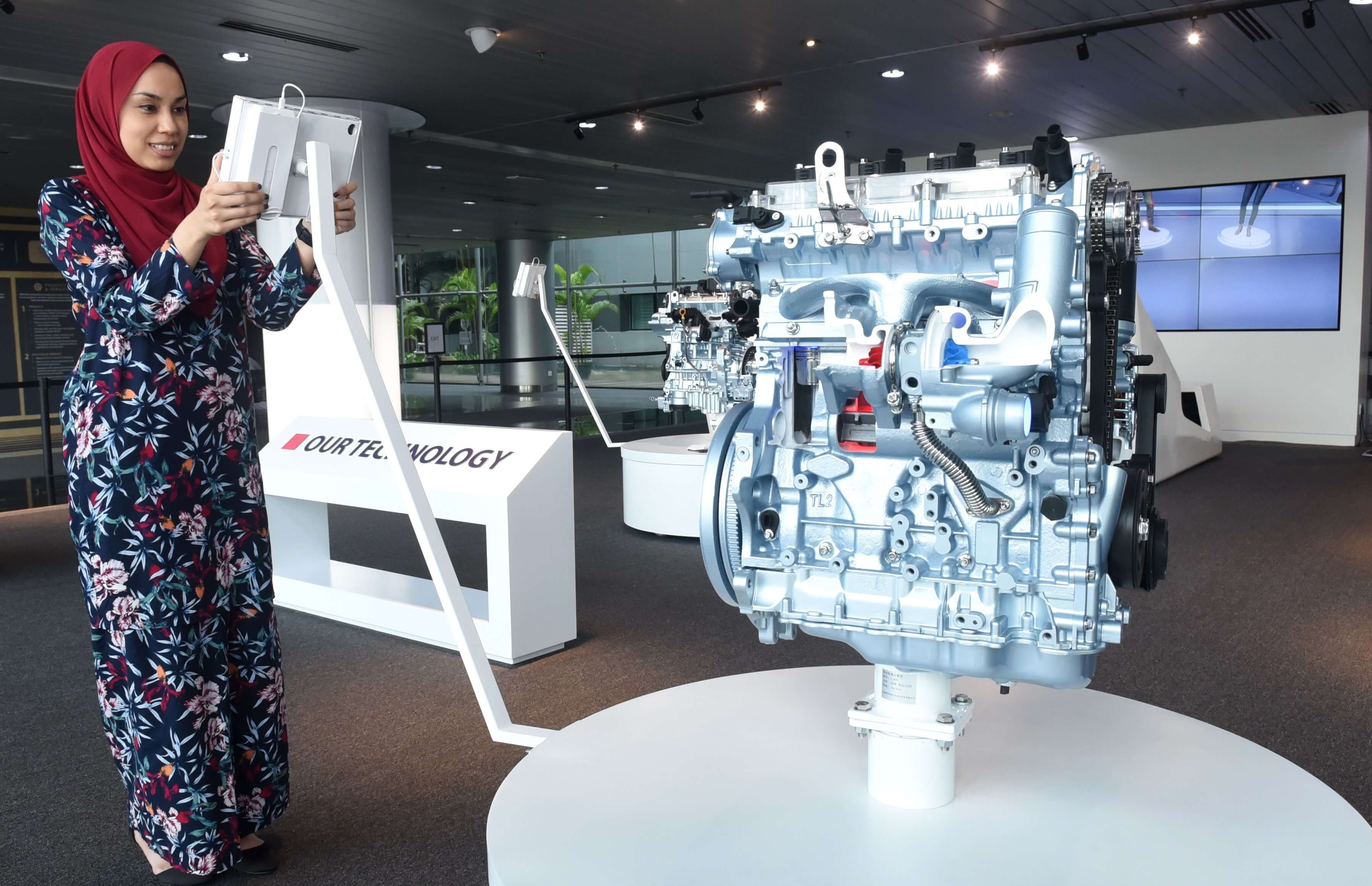 engine-displays-use-tablets-with-ar-technology