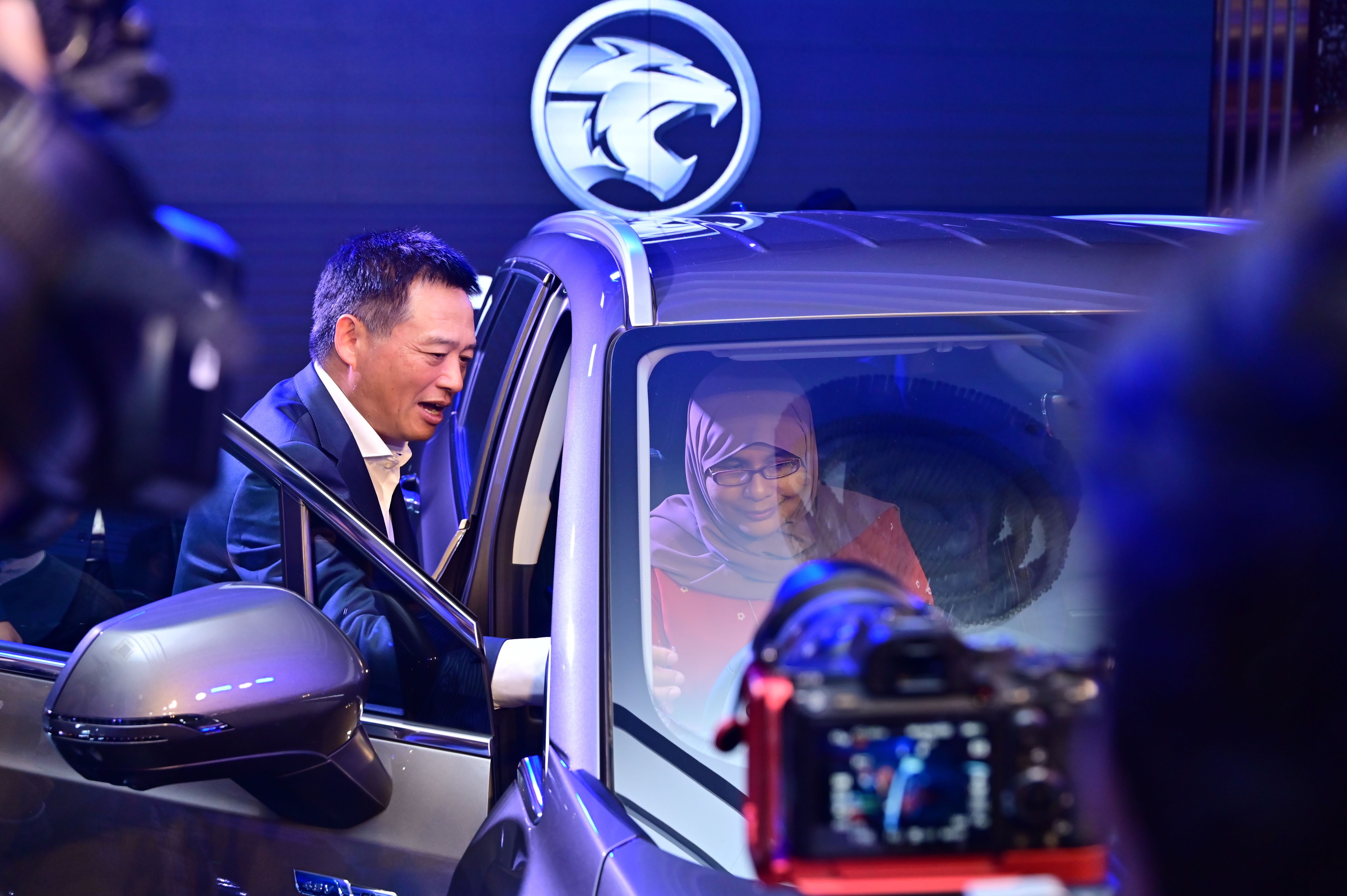 dr-li-chunrong-introducing-the-features-of-proton-x90-to-he-haznah-md-hashim