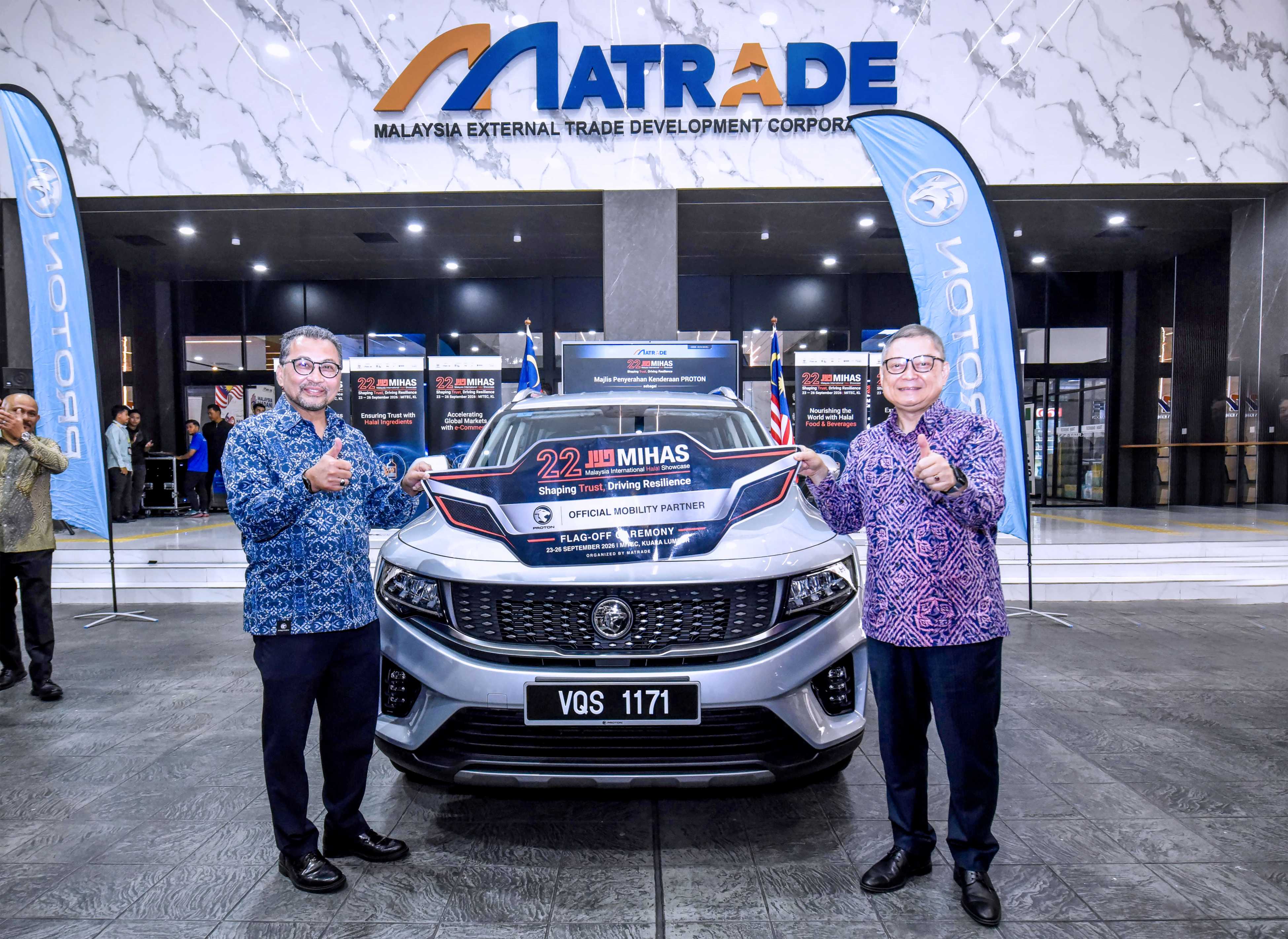 Pic 4 The Placard Handover To Mark PROTON As The Official Mobility Partner For MIHAS 2026