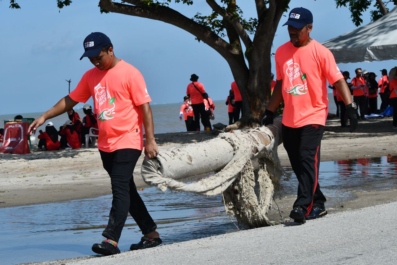 volunteers-with-collected-waste-as-part-of-protons-csr-programme