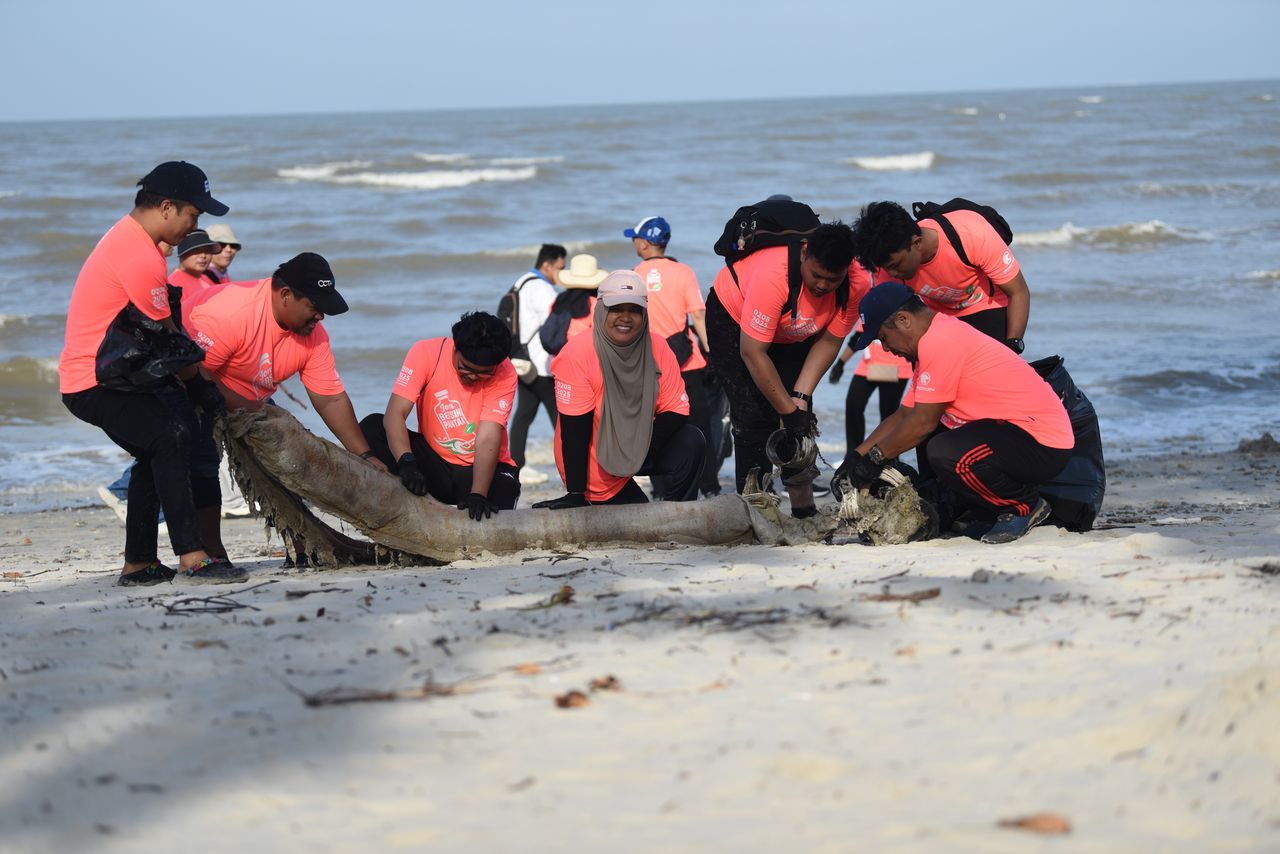 commitment-to-environment-reflected-by-volunteer-to-clean-morib-beach