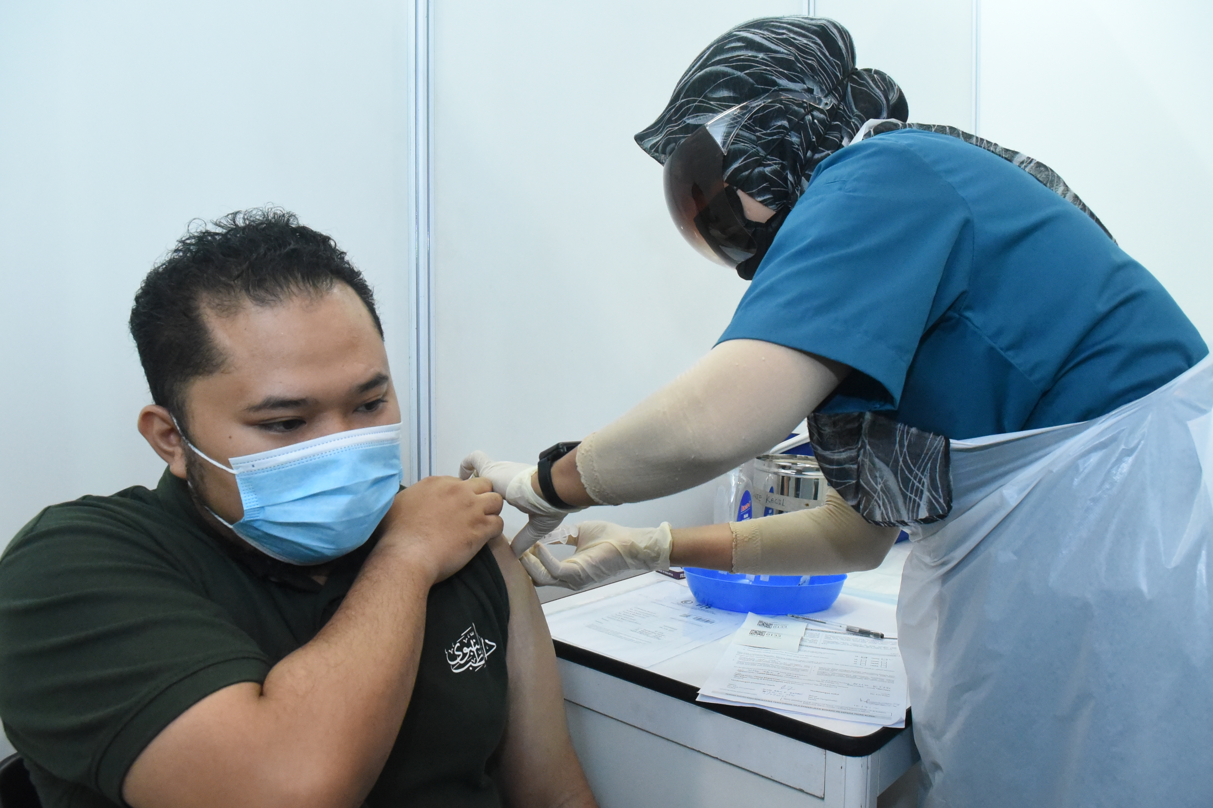 sacc-staff-receving-vaccine