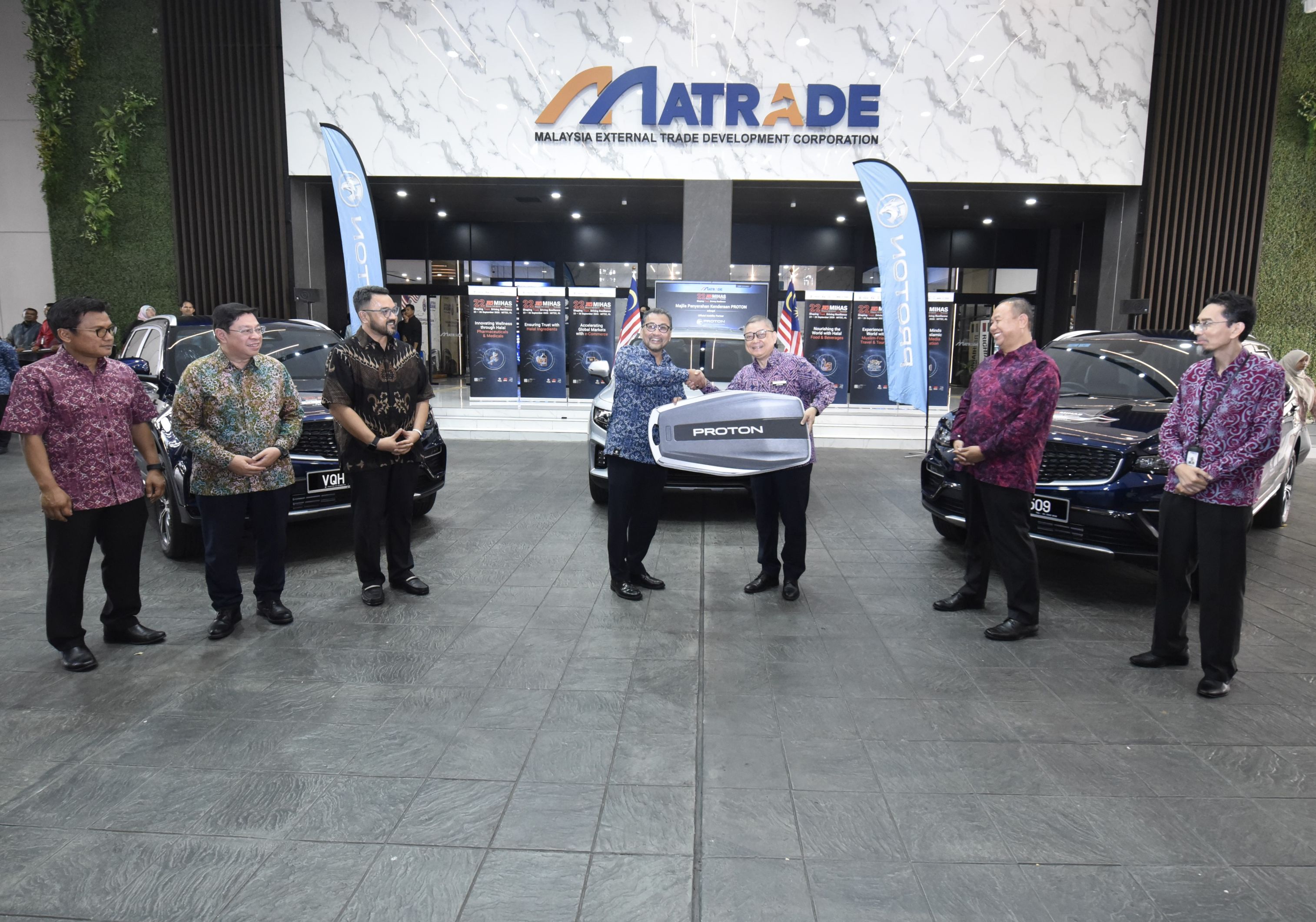 Pic 3 The Handing Over Of The Mock Key By Dato' Ir. Abdul Rashid Musa To Dato' Indera Abu Bakar Yusof, CEO MATRADE