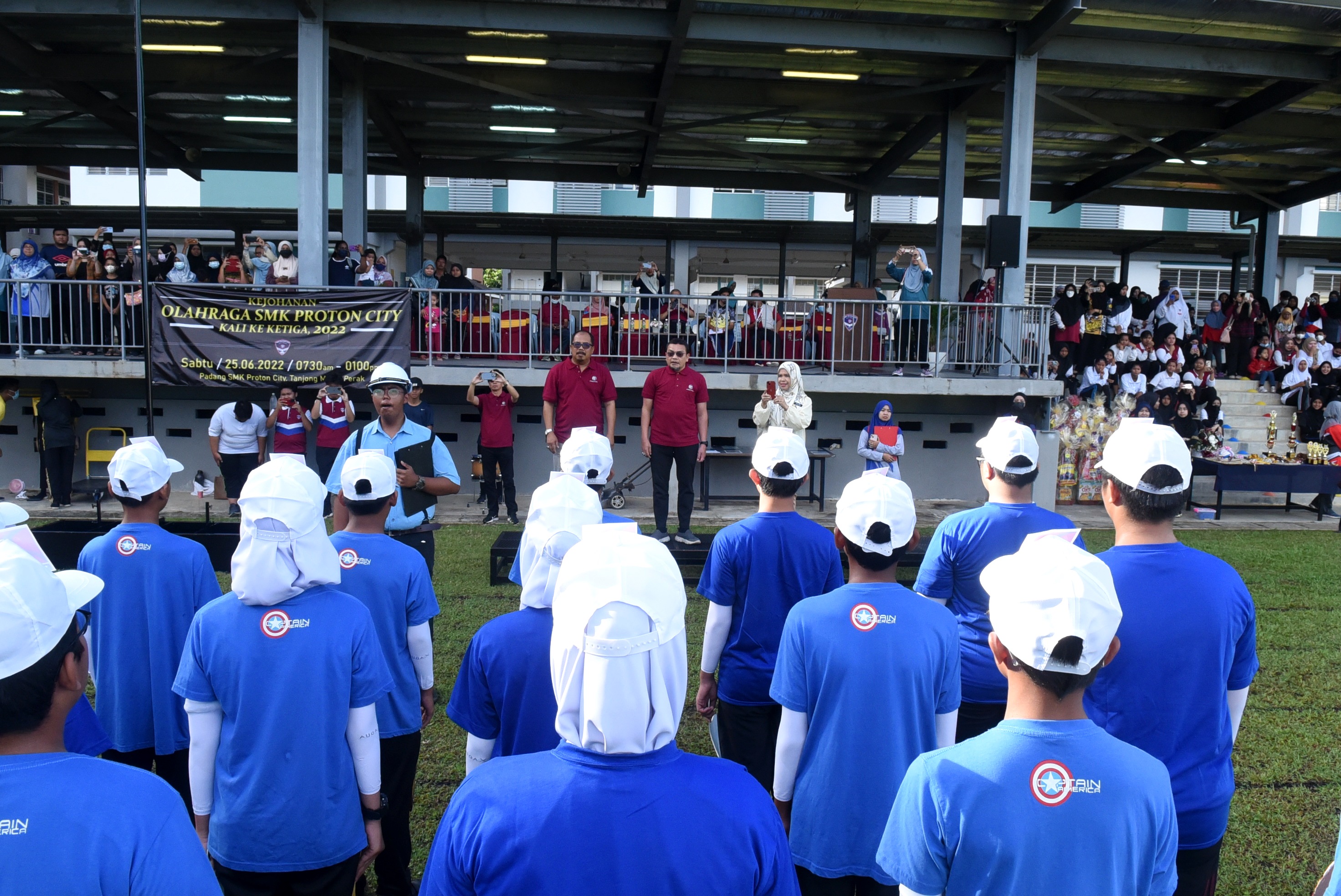 en-roslan-abdullah-middle-in-front-officiated-the-sports-day-for-smk-proton-city
