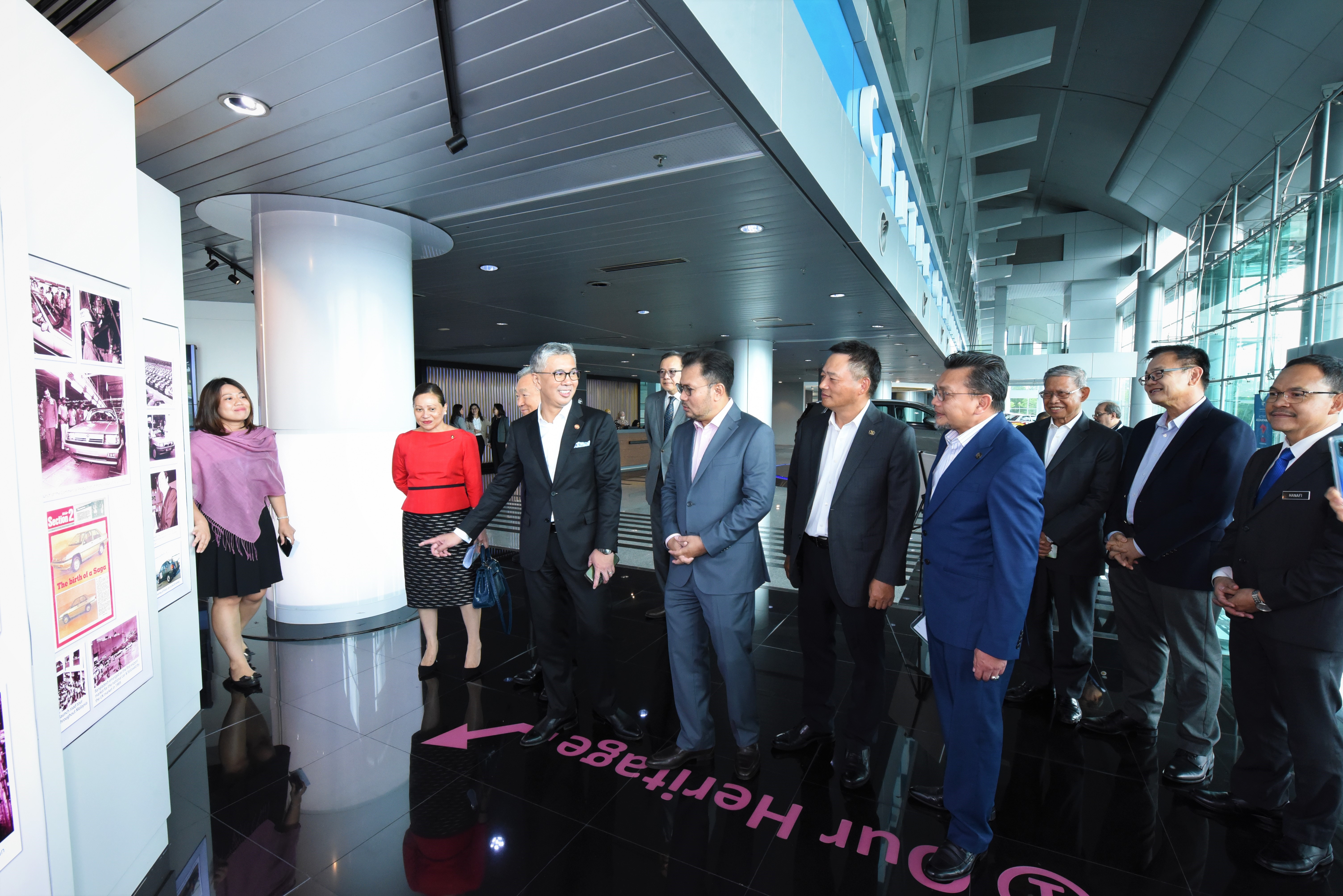 datuk-seri-tengku-zafrul-3rd-from-left-has-a-quick-tour-at-proton-gallery-of-inspiration