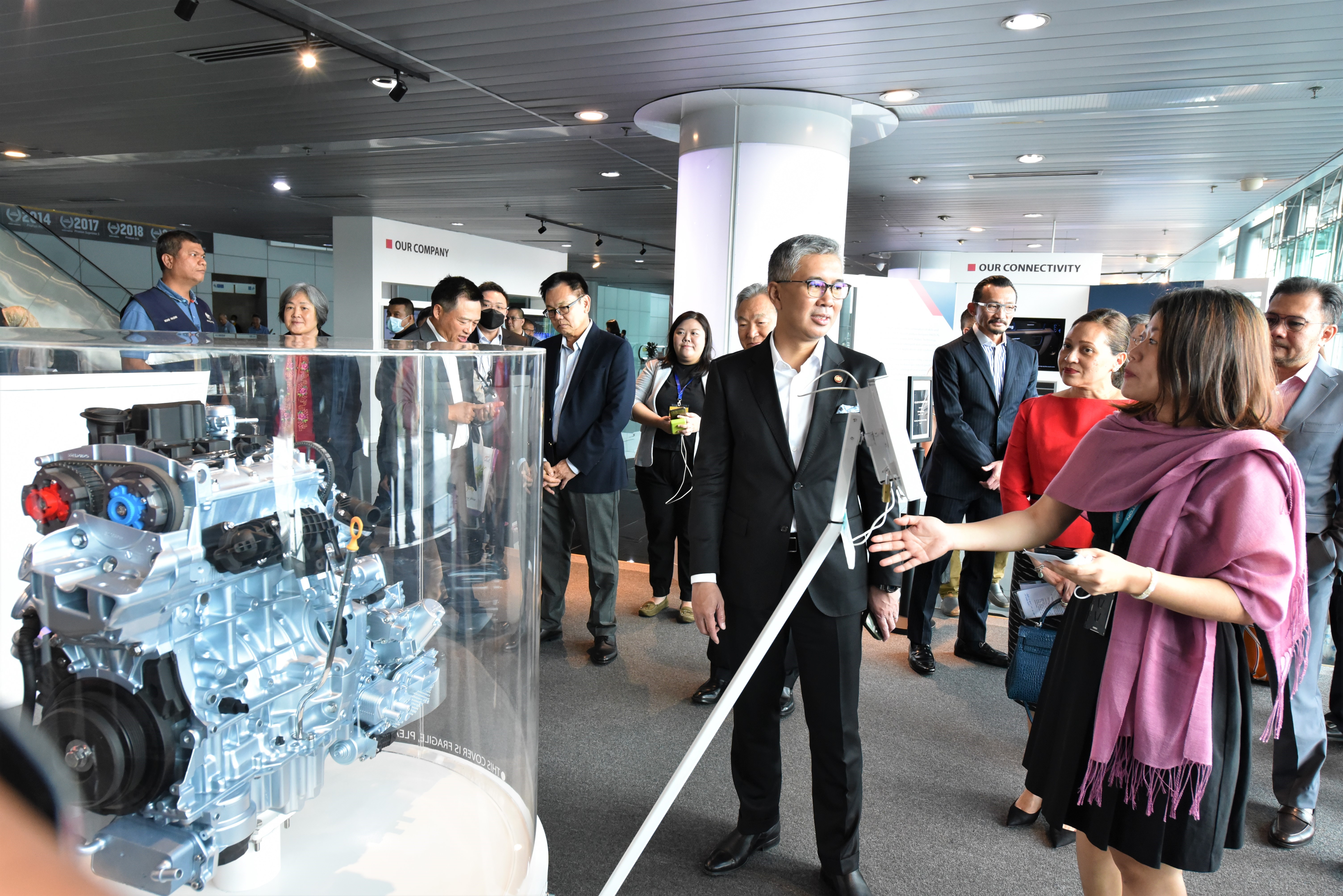 datuk-seri-tengku-zafrul-visits-gallery-of-inspiration-at-proton-hq