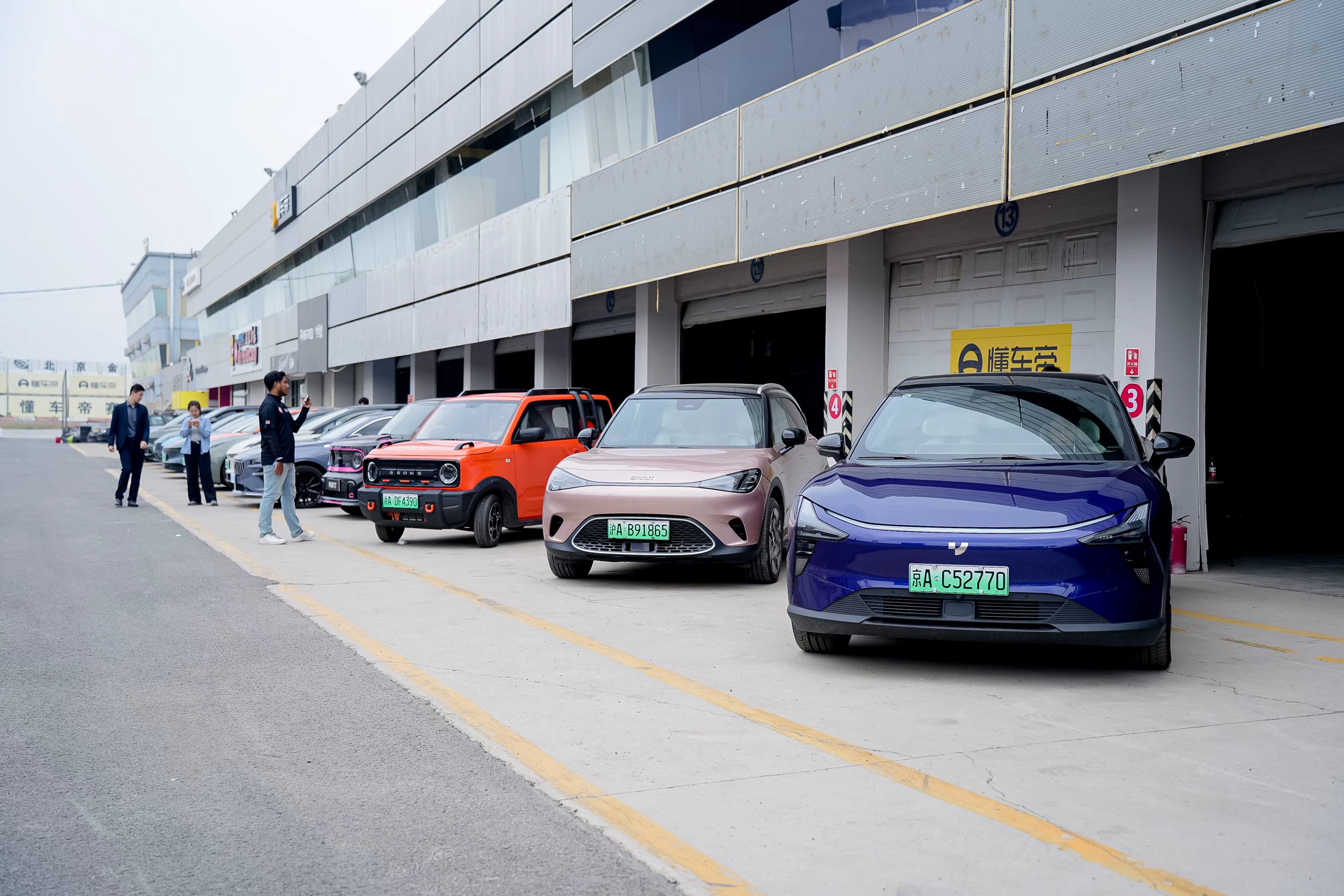 various-geely-models-were-prepared-for-the-media-to-drive-at-beijing-goldenport-motor-park