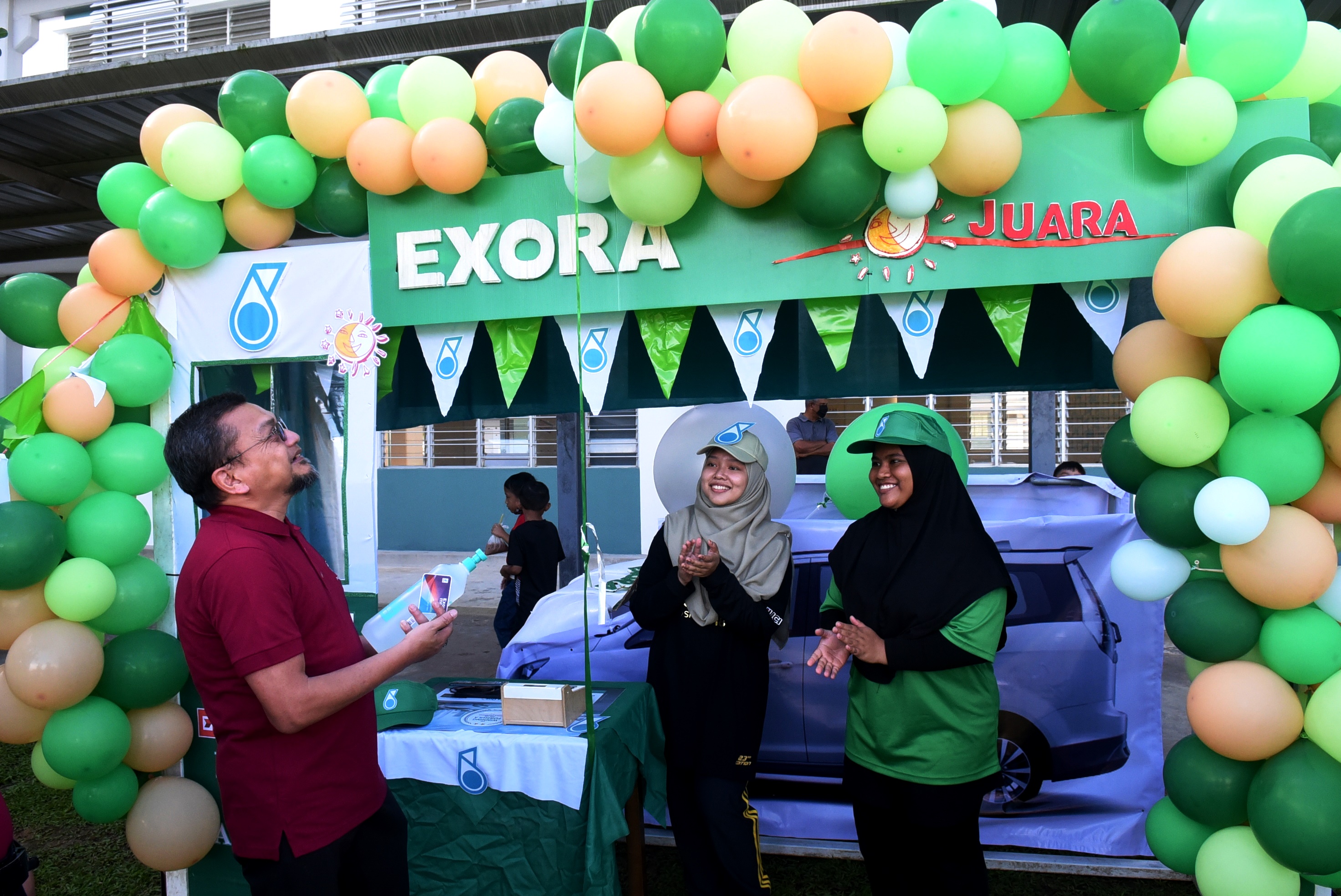 en-roslan-abdullah-left-visited-one-of-the-student-exhibition-booth