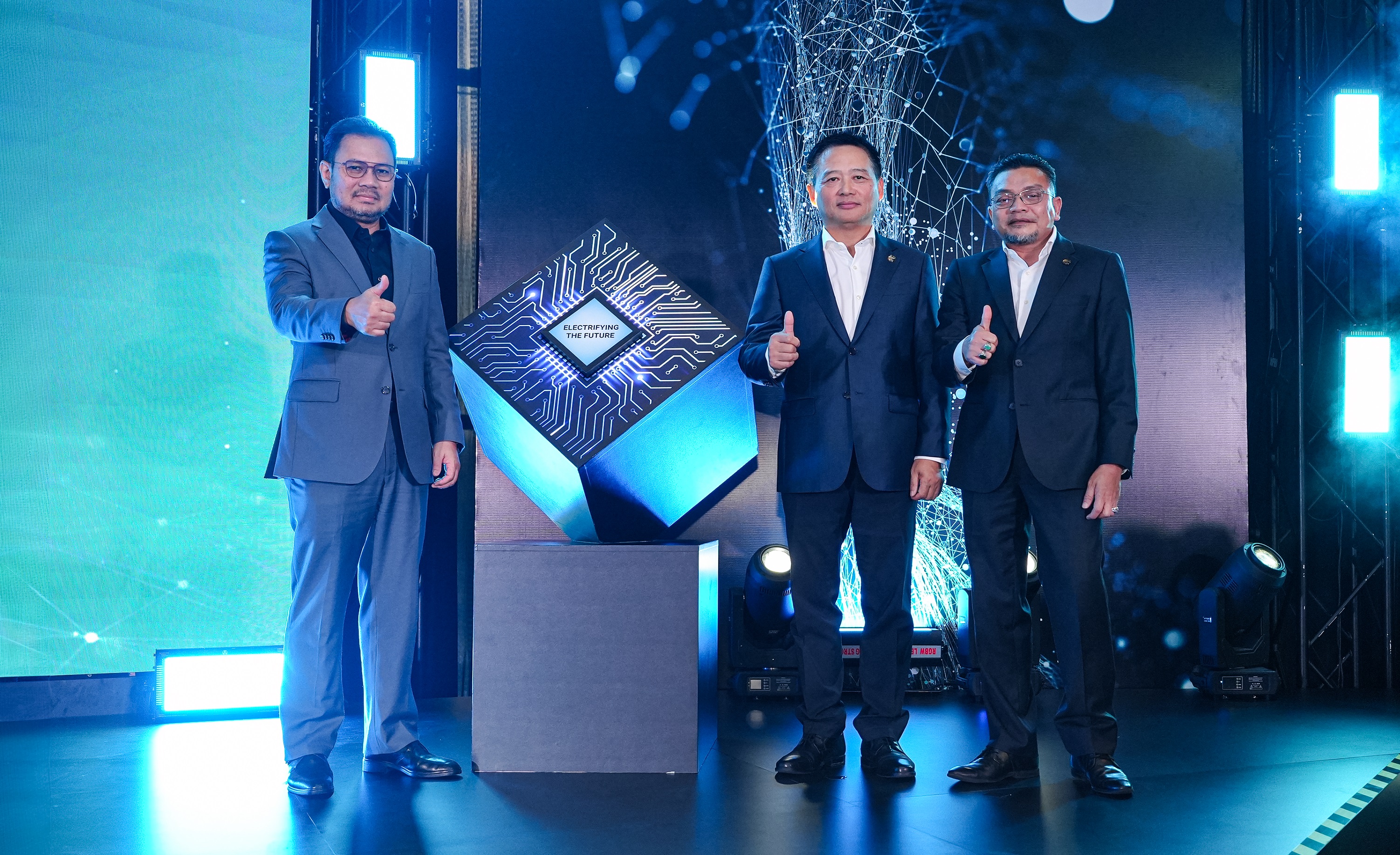 photo-2from-lr-tan-sri-syed-faisal-albar-group-managing-director-of-drbhicom-and-chairman-of-proton