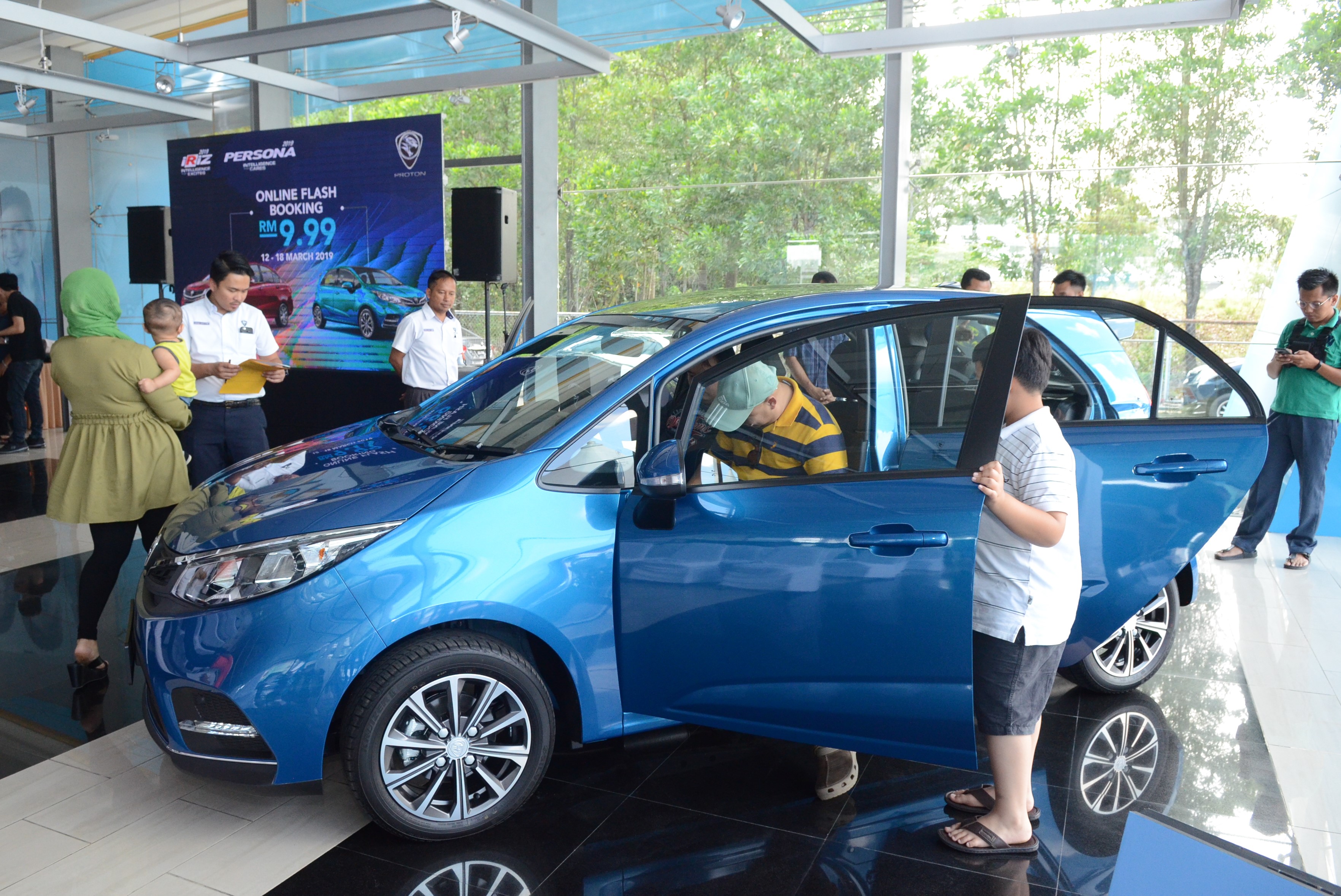 consumers-in-showroom-prior-mco-period