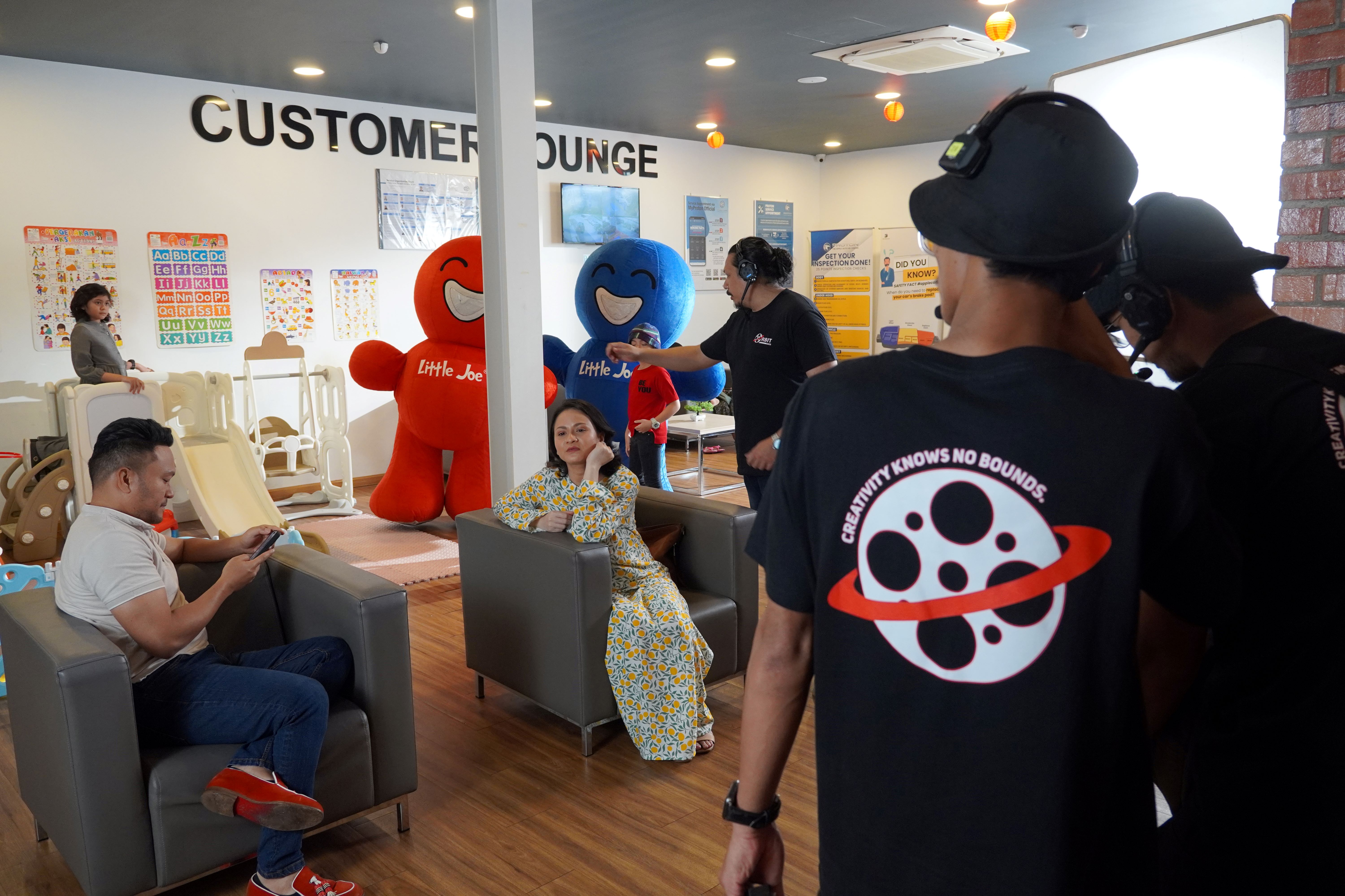 behind-the-scene_family-spending-time-at-customer-lounge