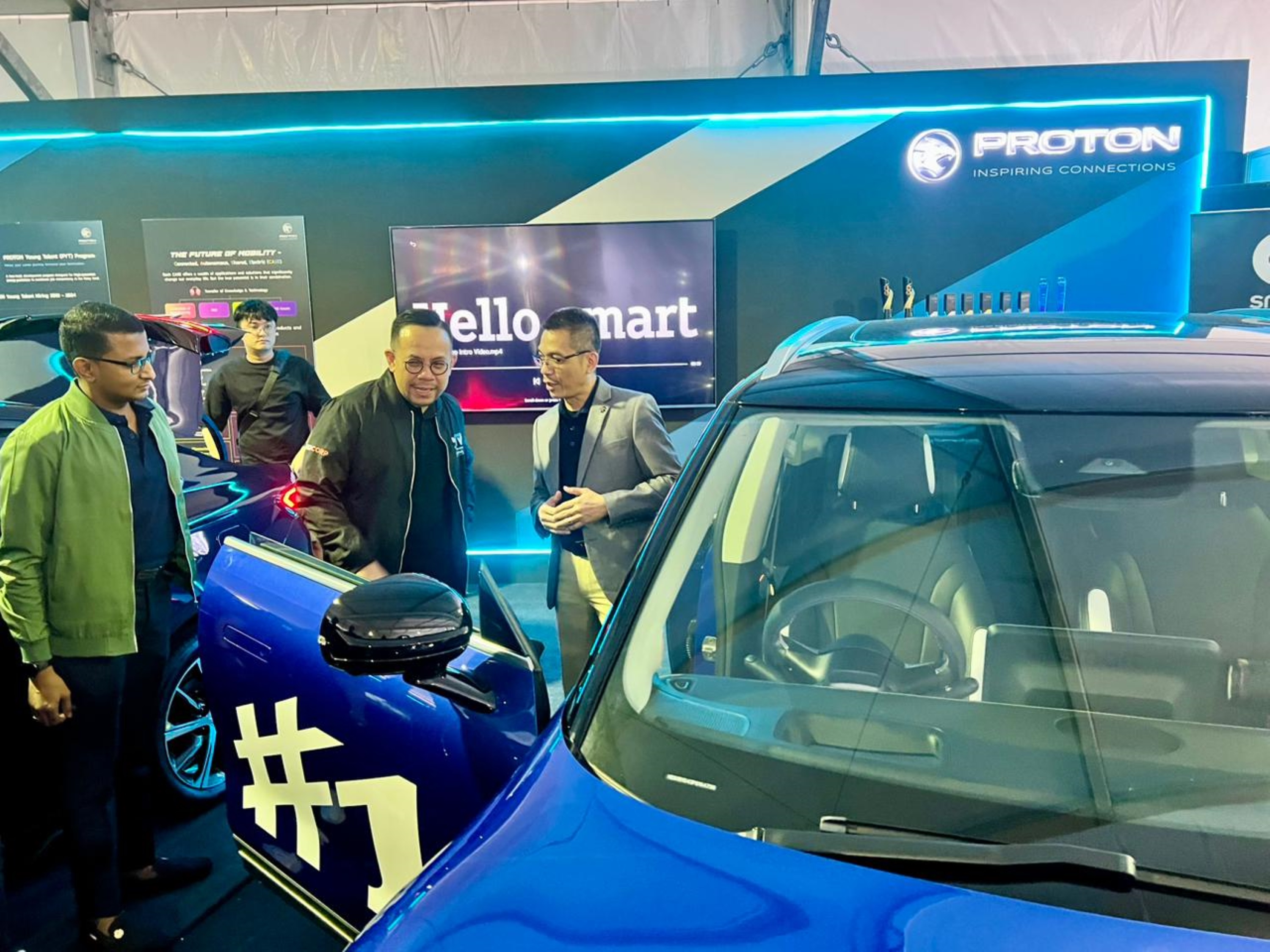 yb-steven-sim-visits-protons-booth