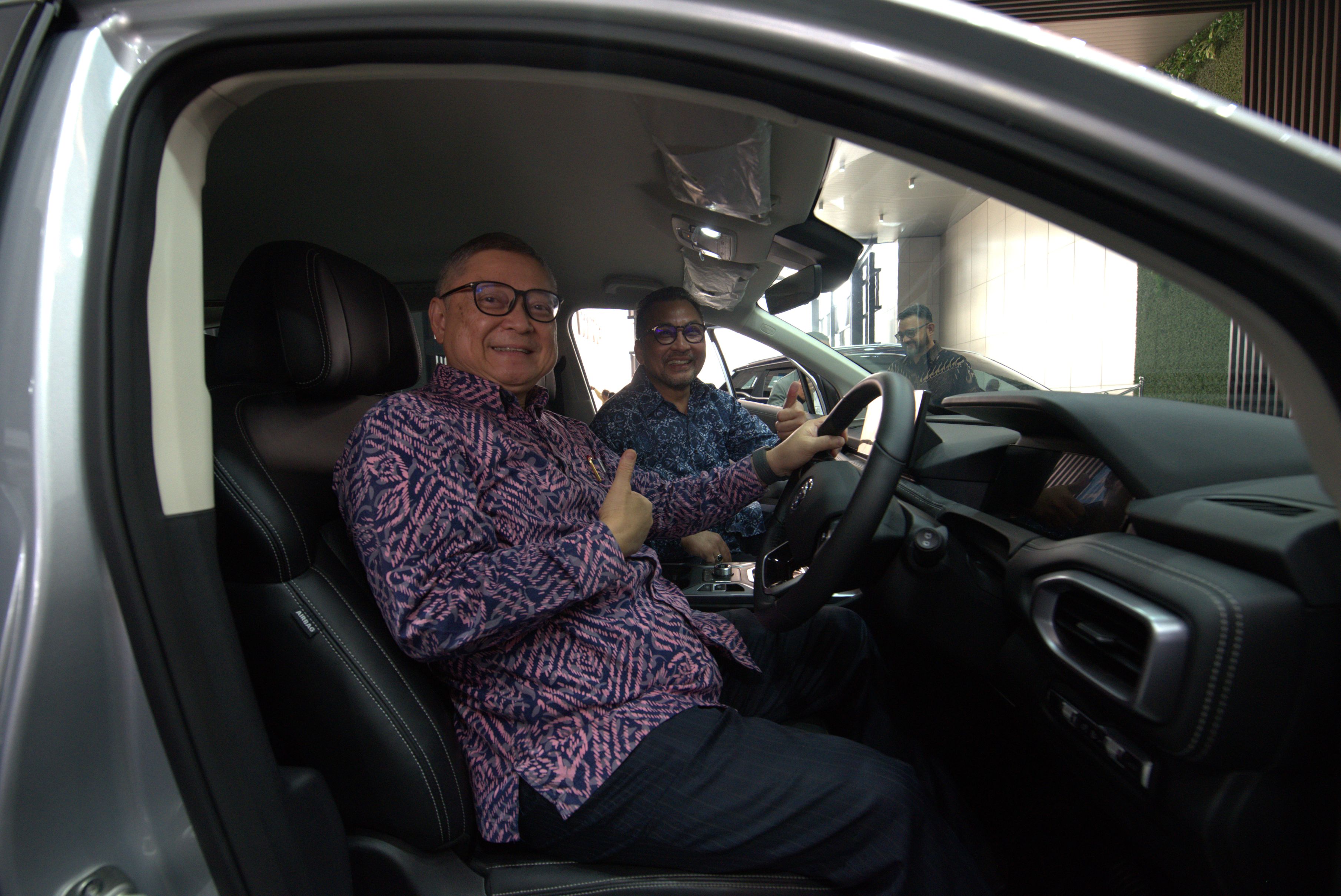 Pic 5 Dato' Ir. Abdul Rashid Musa Explaining To Dato' Indera Abu Bakar Yusof, CEO MATRADE On The Features Inside The Proton X90