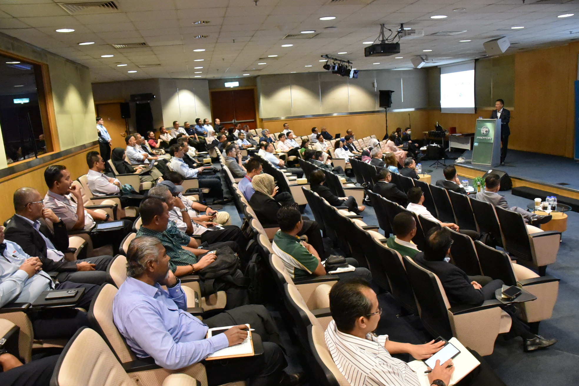 cross-industry-benchmarking-sessions-help-drive-business-activity-transition-for-participants