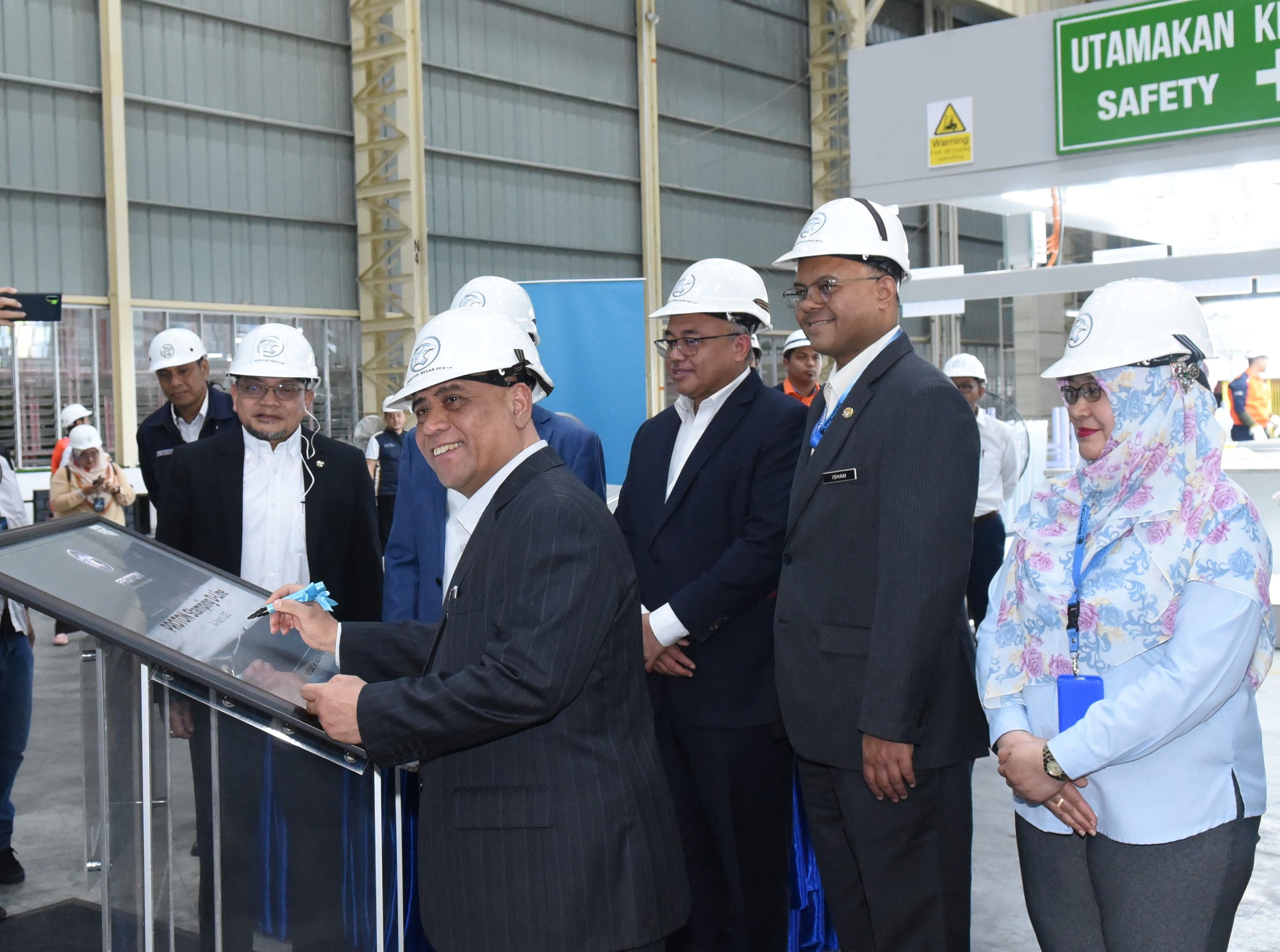 mb-perak-2nd-from-left-signing-on-the-plaque