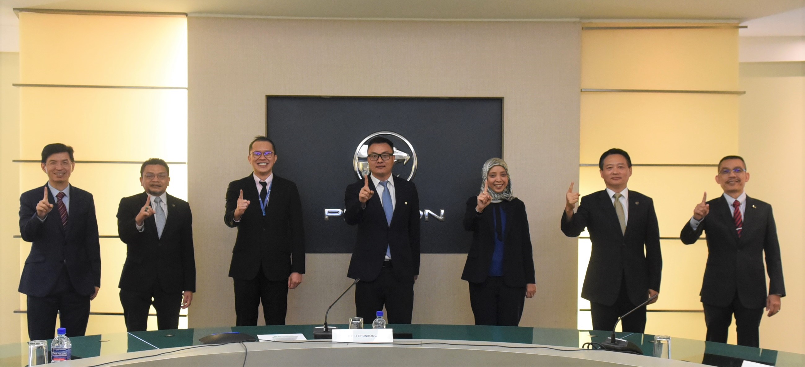 group-photo-of-board-of-director-and-management-team