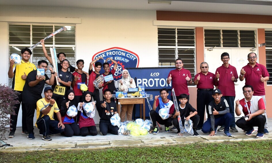 en-roslan-abdullah-4th-from-right-handover-the-sports-equipment-to-smk-proton-city-during-their-spor