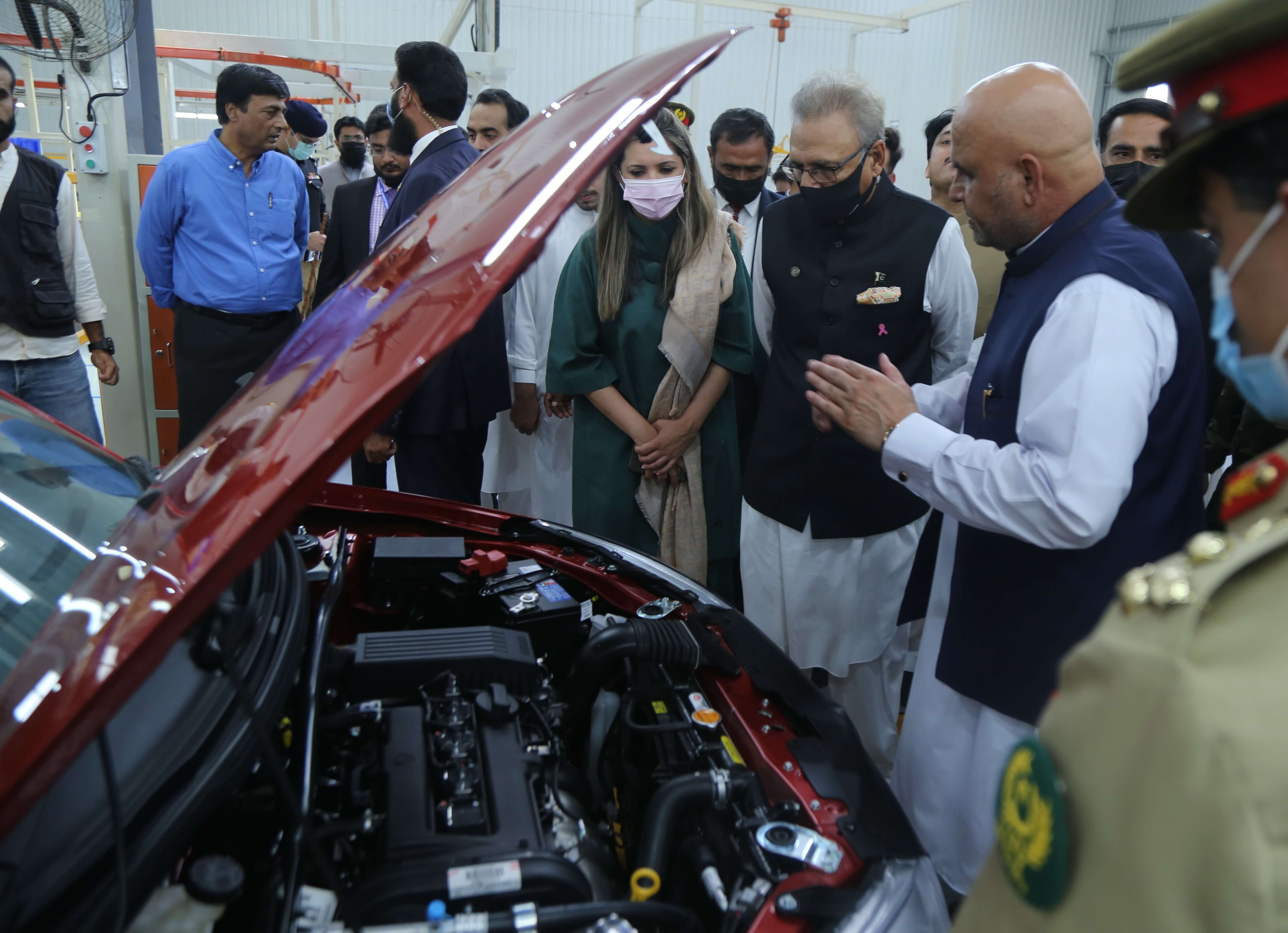 president-of-pakistan-dr-arif-alvi-visiting-the-production-plant