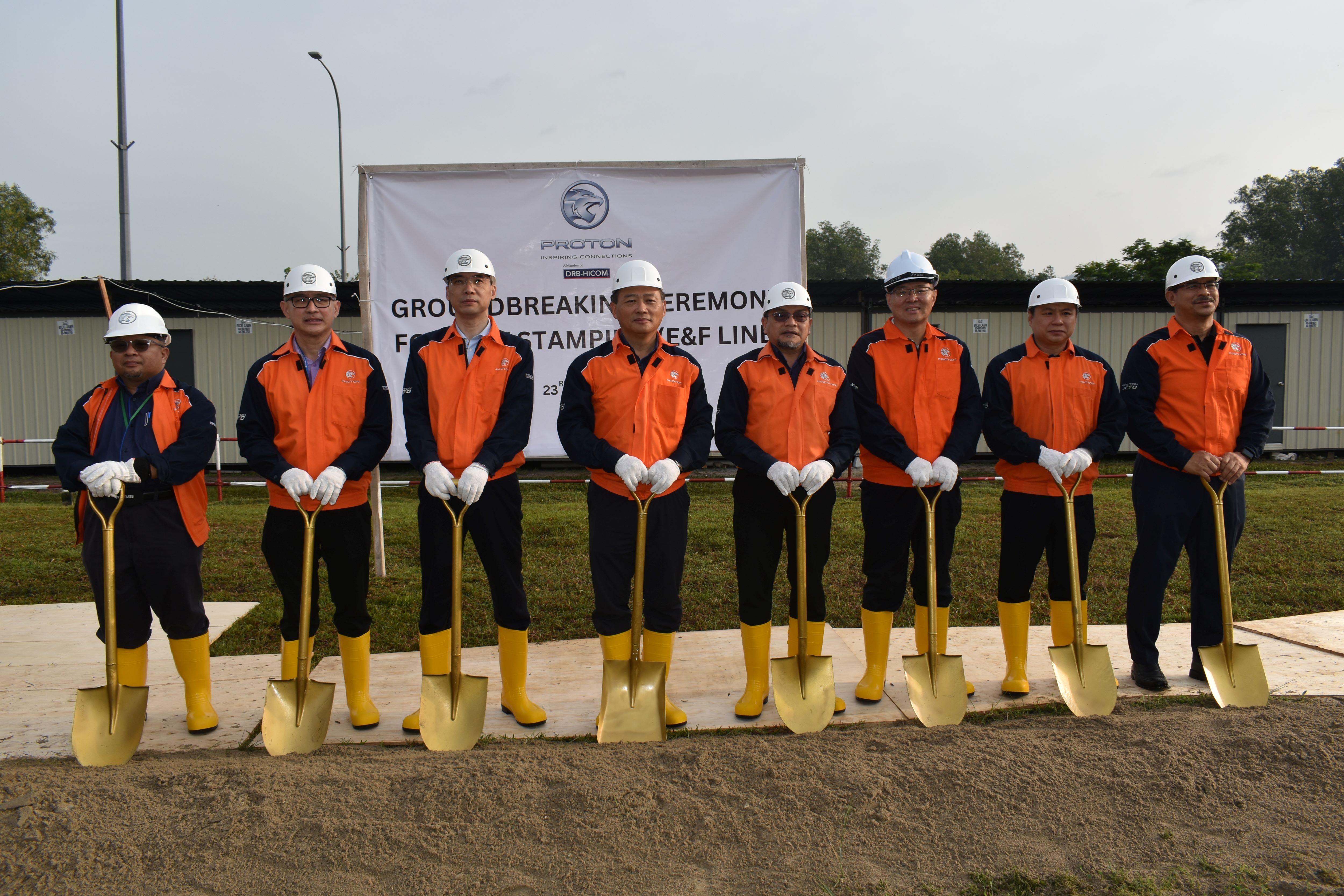 4th-from-left-dr-li-chunrong-ceo-of-proton-and-en-roslan-abdullah-dceo-of-proton-together-with-manuf