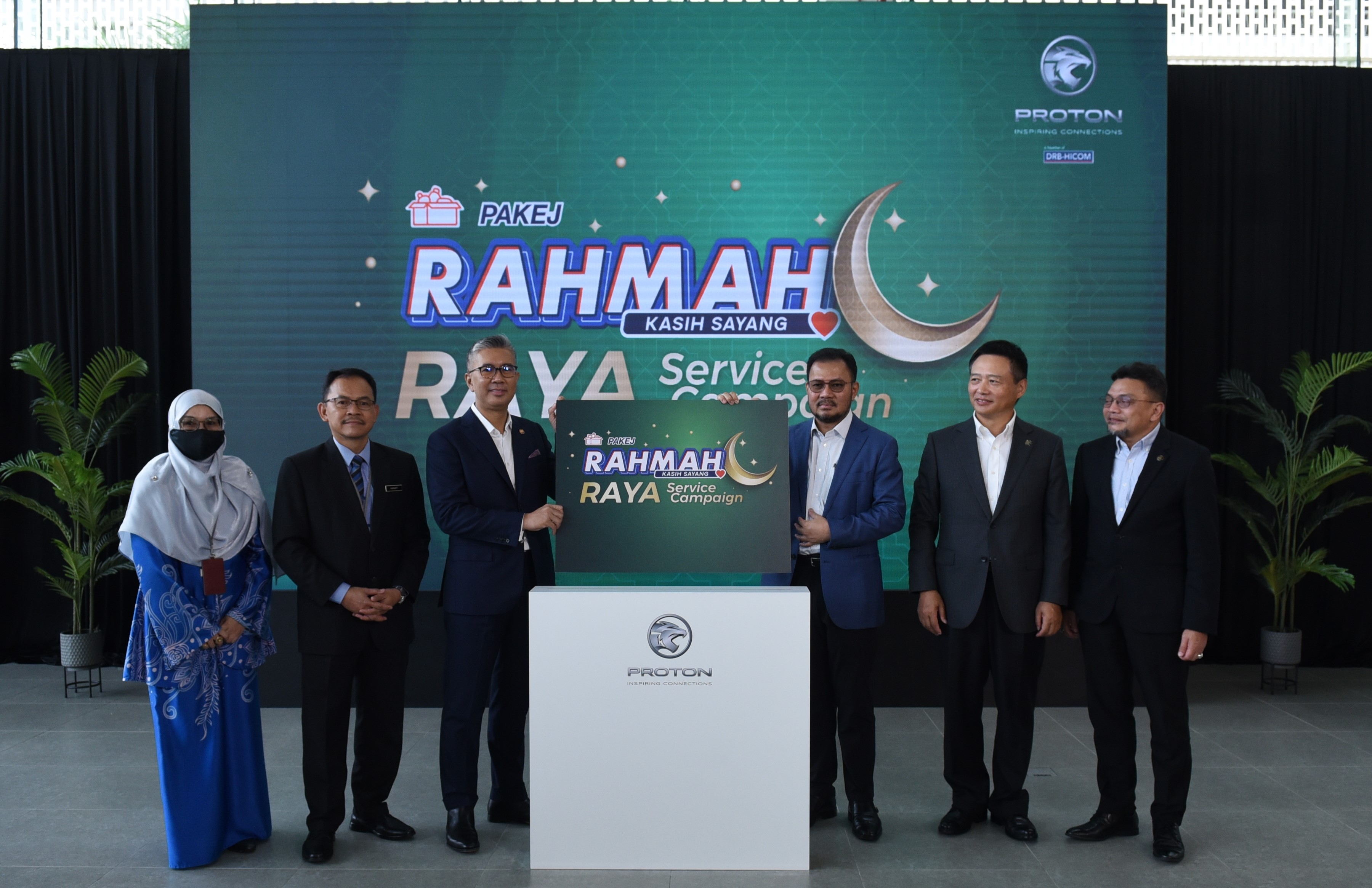 from-left-puan-jamilah-hajah-hassan-senior-director-of-miti-datuk-hanafi-sakri-deputy-secretary-gene