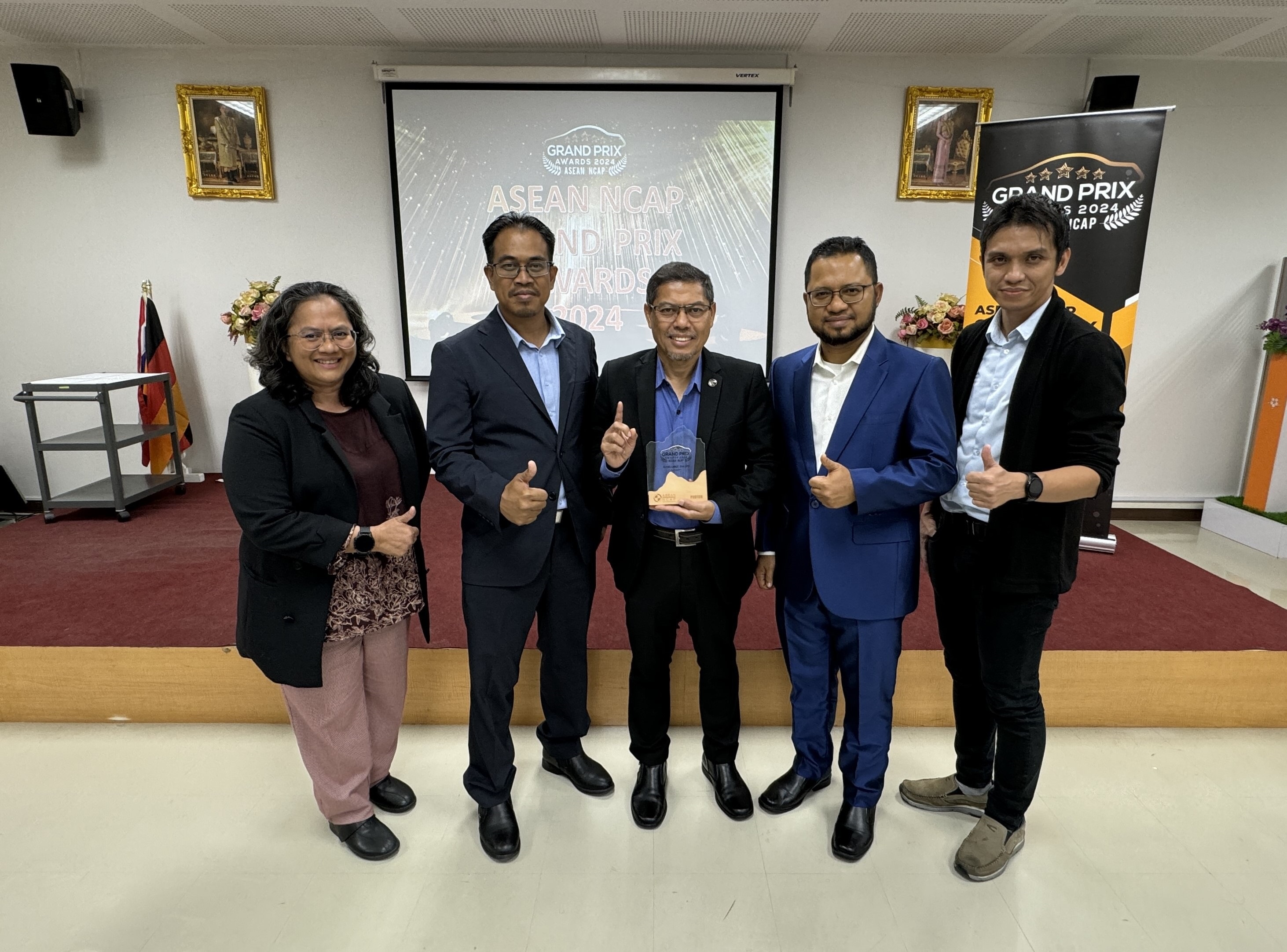 en-mohd-haizam-ghazali-head-of-rd-proton-middle-and-ts-zulhaidi-mohd-jawi-director-of-miros-2nd-from