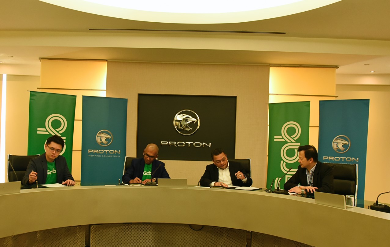 4from-left-tan-jiong-jian-rashid-shukor-director-of-country-operations-and-mobility-roslan-abdullah