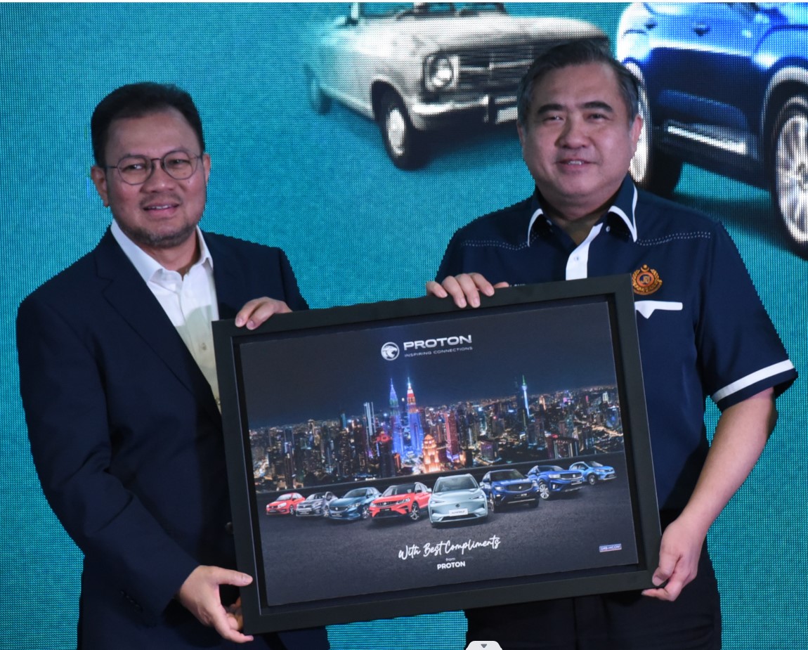 YB Tuan Anthony Loke Receving A Memento From PROTON Chairman Tan Sri Syed Faisal Albar