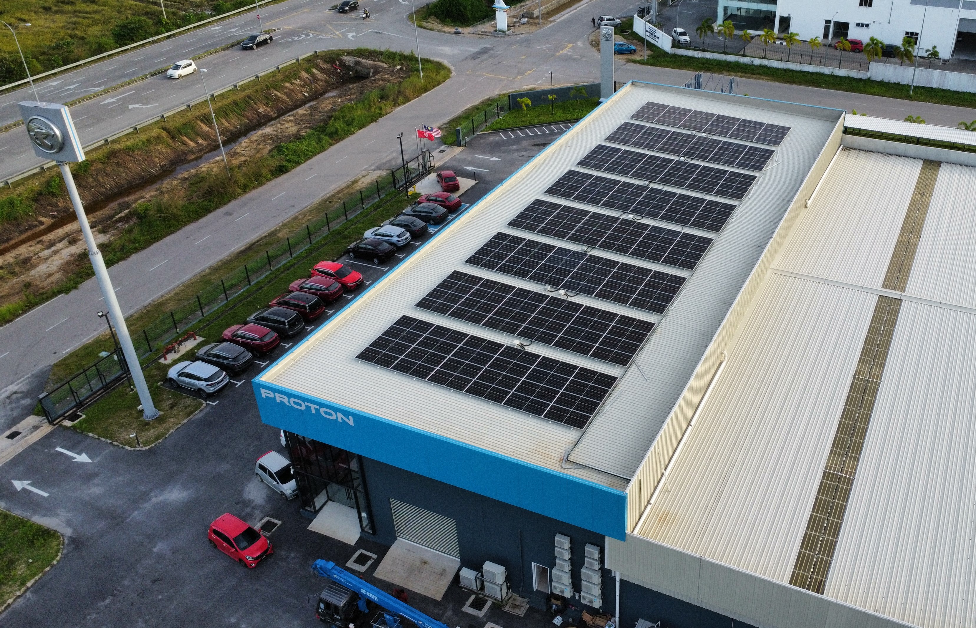 solar-pv-panel-on-top-of-dealers-outlet