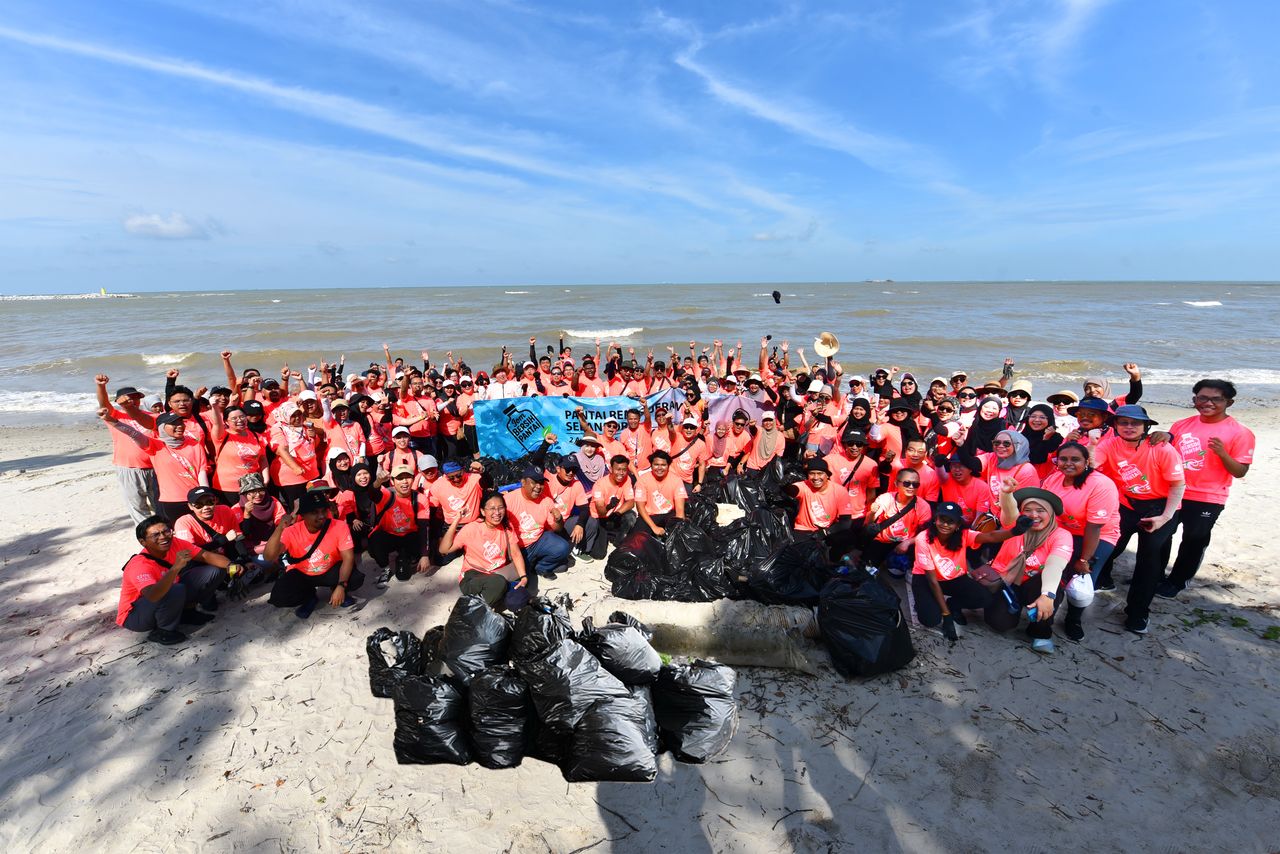 157-volunteers-comprising-staff-from-proton-vendors-dealers-and-bankers-to-clean-up-pantai-morib-sel
